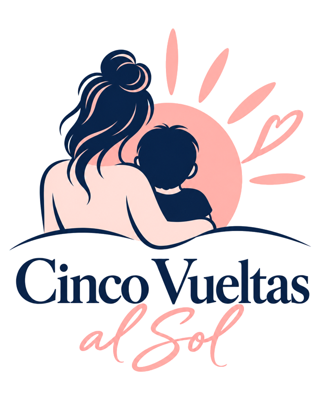 Logo de Cinco Vueltas al Sol: una madre abraza a su hijo frente a un sol rosado